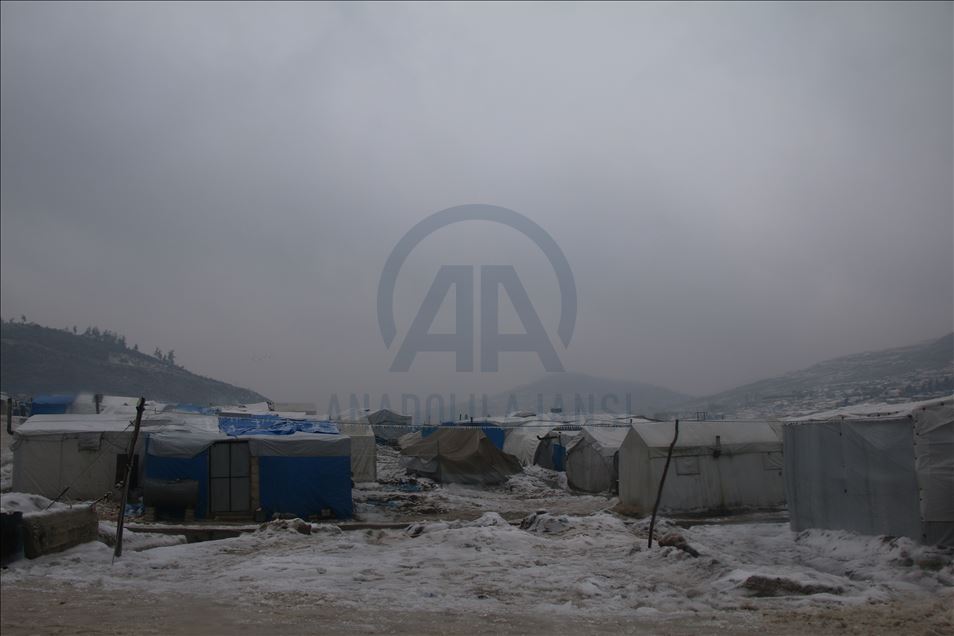 Idlib, civilët e ikur nga sulmet e Asadit vuajnë nga bora dhe acari në tenda

