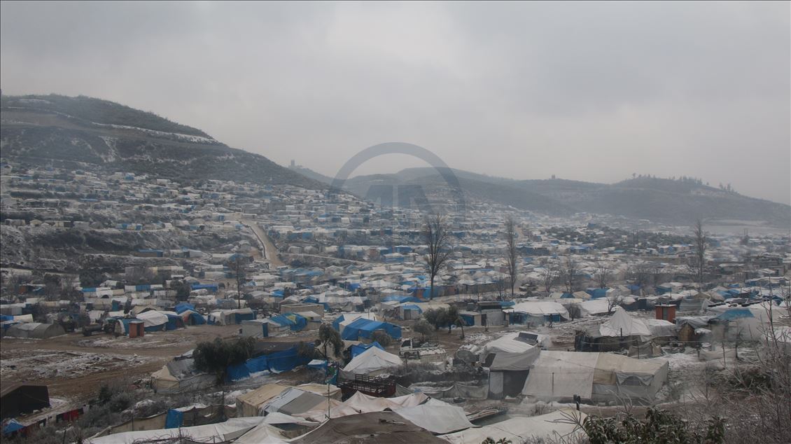 Idlib, civilët e ikur nga sulmet e Asadit vuajnë nga bora dhe acari në tenda
