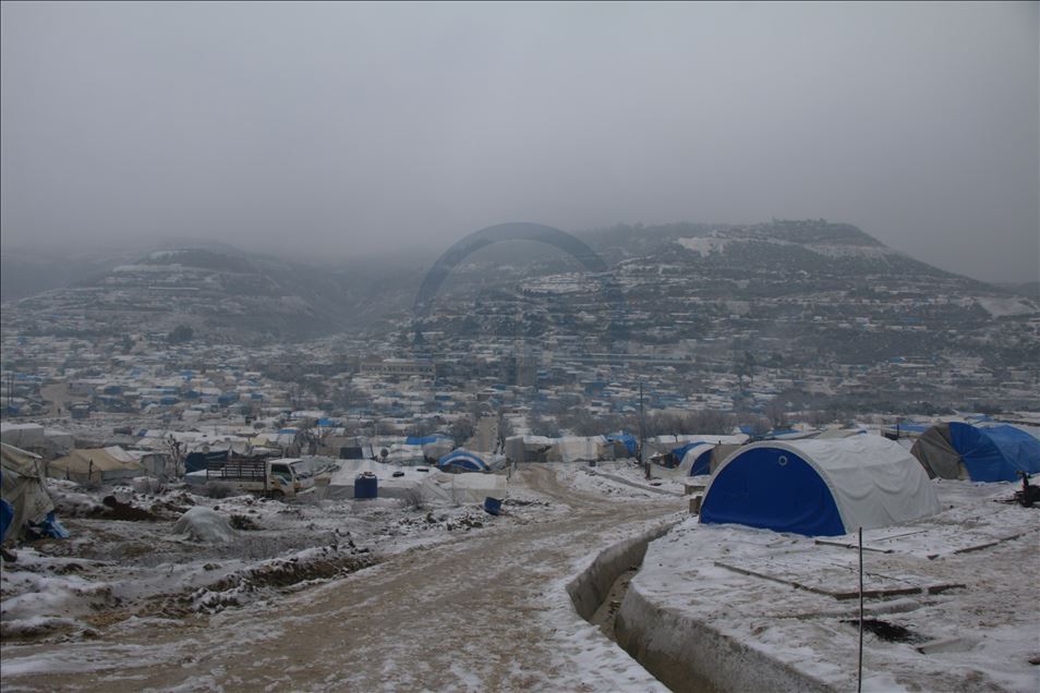 Idlib, civilët e ikur nga sulmet e Asadit vuajnë nga bora dhe acari në tenda
