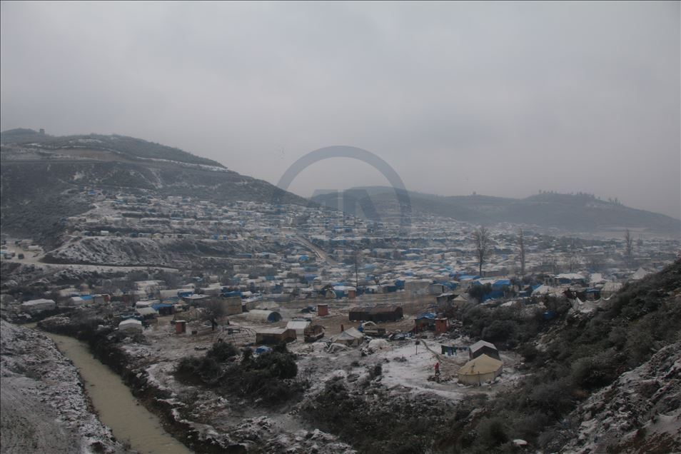 Idlib, civilët e ikur nga sulmet e Asadit vuajnë nga bora dhe acari në tenda
