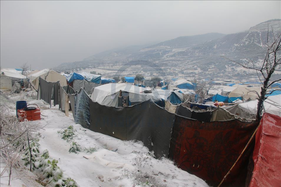 Idlib, civilët e ikur nga sulmet e Asadit vuajnë nga bora dhe acari në tenda

