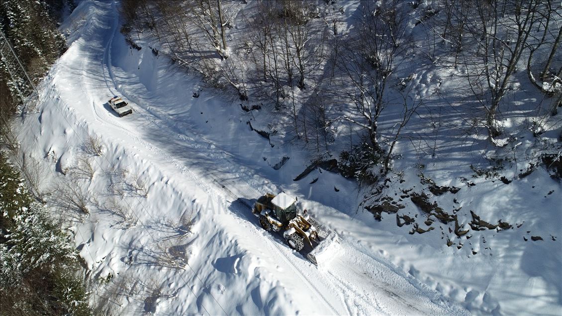 Karadeniz'in kardan kapanan yollarını açıyorlar