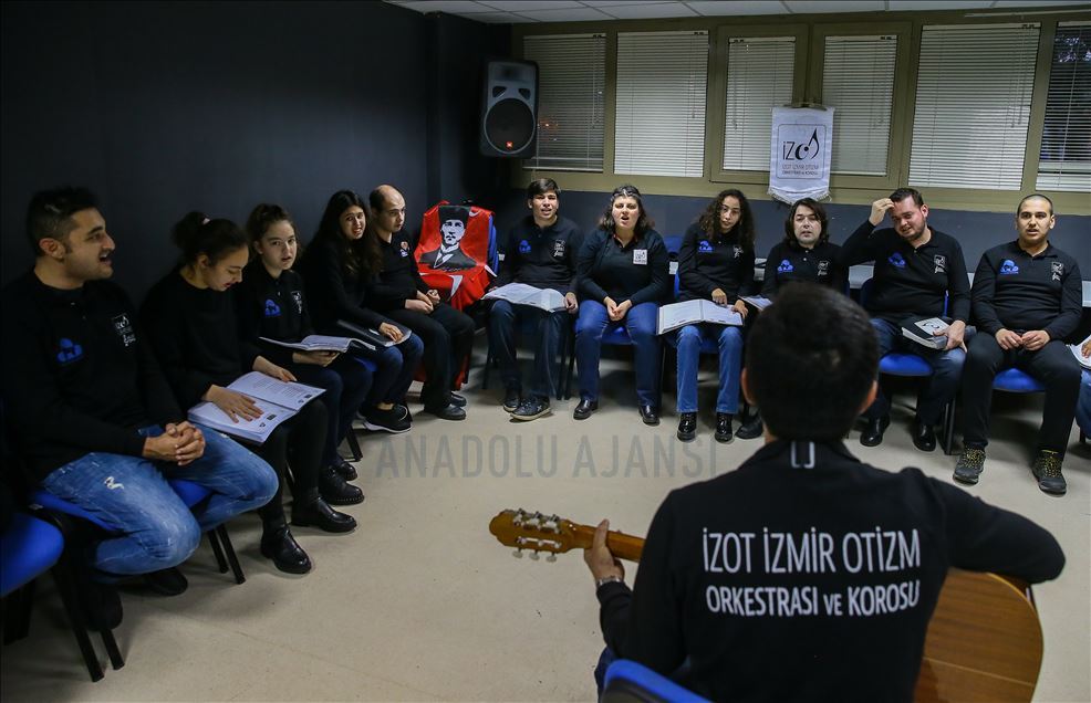 بالموسيقى.. مدرس تركي يدمج أطفال التوحد بالمجتمع 