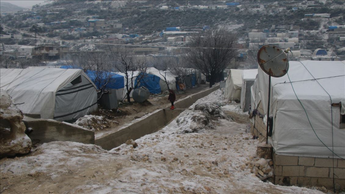 Idlib, civilët e ikur nga sulmet e Asadit vuajnë nga bora dhe acari në tenda
