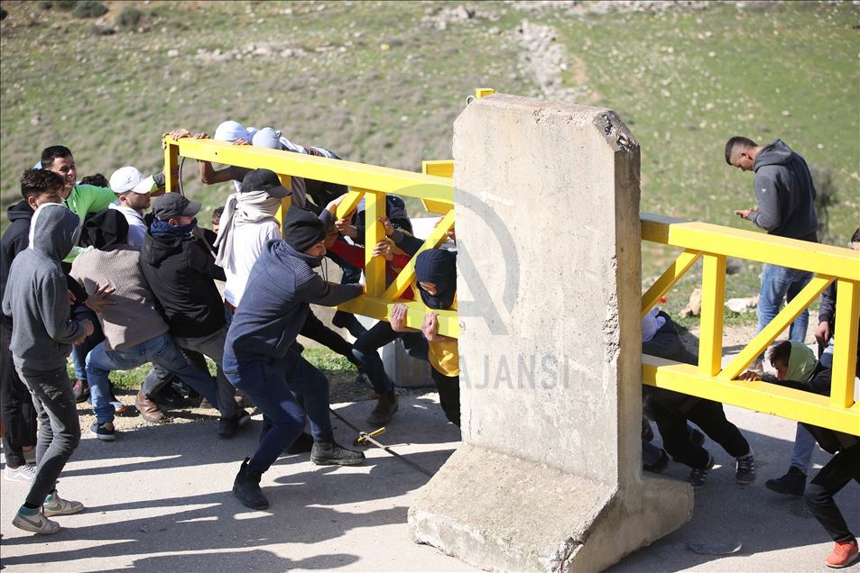 إصابة عشرات الفلسطينيين بمواجهات مع الجيش الإسرائيلي وسط الضفة