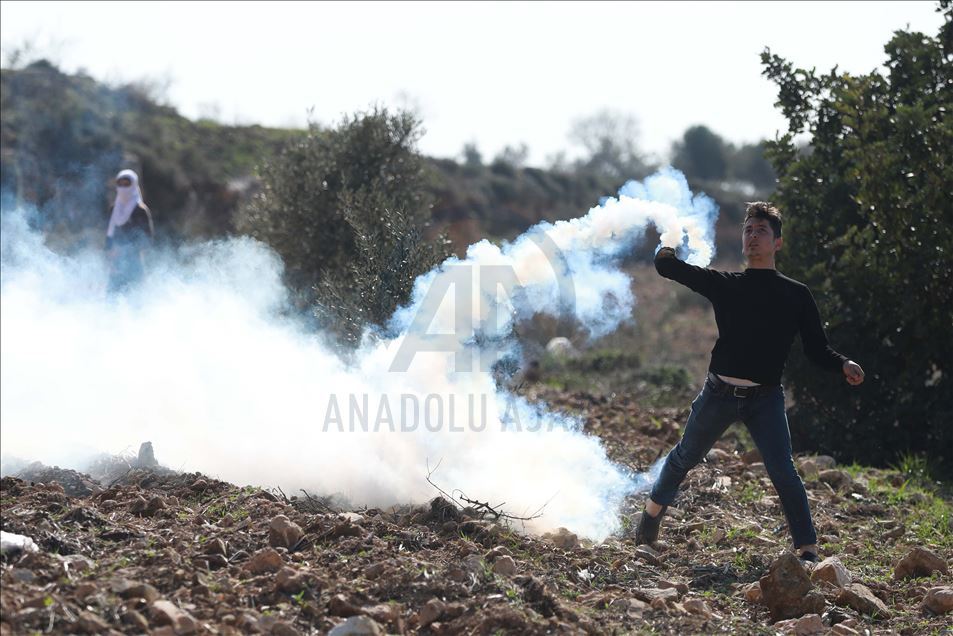 إصابة عشرات الفلسطينيين بمواجهات مع الجيش الإسرائيلي وسط الضفة