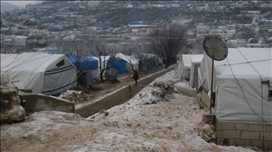 Idlib, civilët e ikur nga sulmet e Asadit vuajnë nga bora dhe acari në tenda