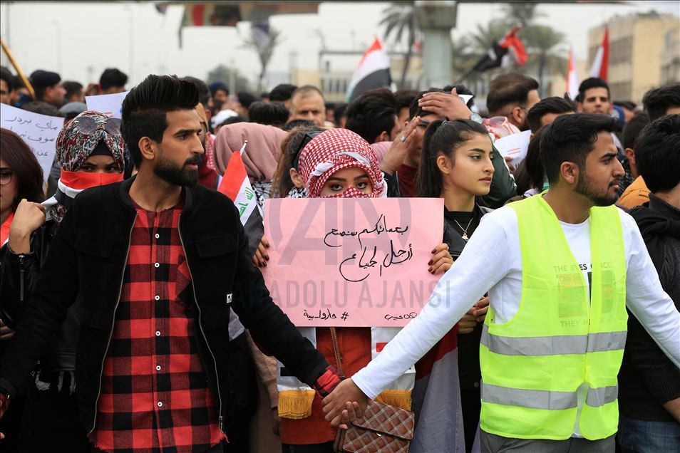 Irak'ta öğrenciler hükümet karşıtı gösterilere destek verdi