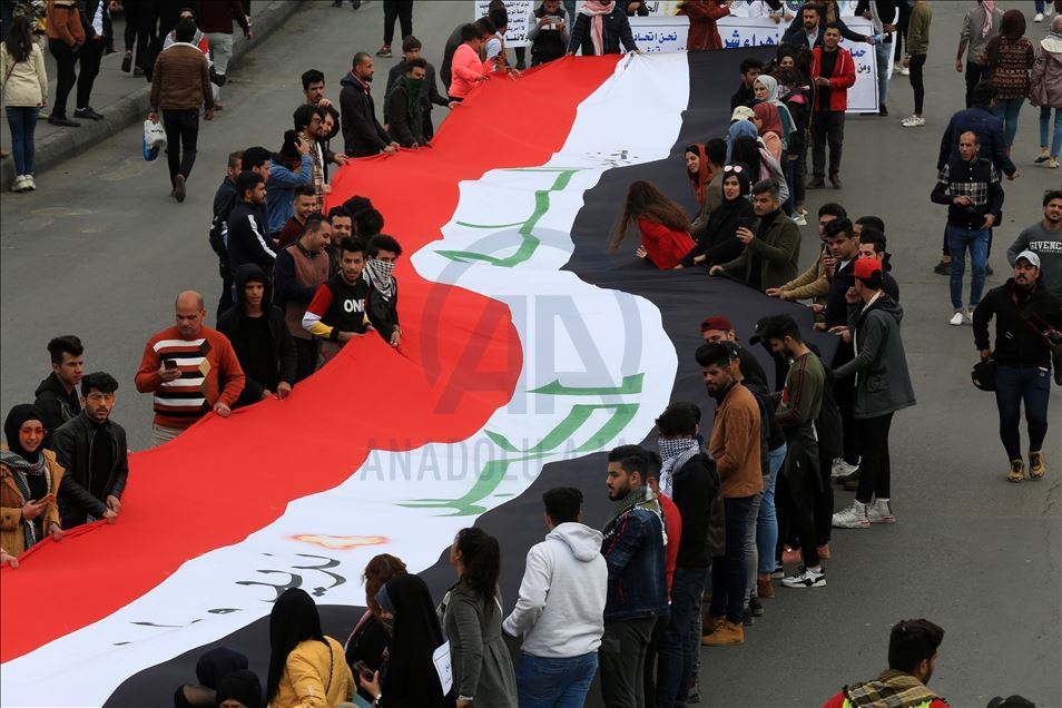 Irak'ta öğrenciler hükümet karşıtı gösterilere destek verdi