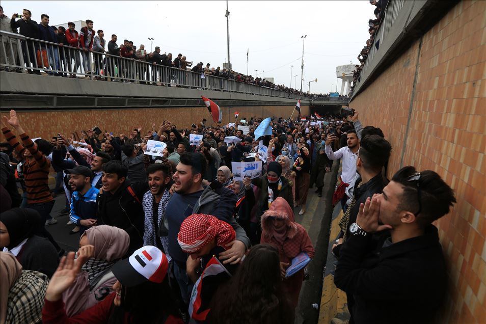 Irak'ta öğrenciler hükümet karşıtı gösterilere destek verdi