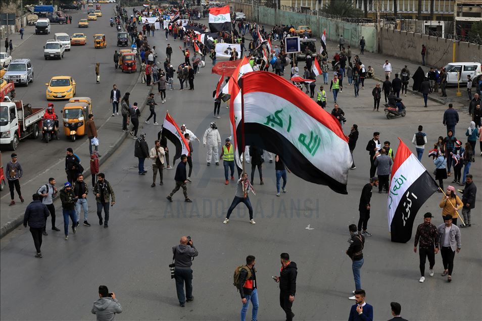Irak'ta öğrenciler hükümet karşıtı gösterilere destek verdi