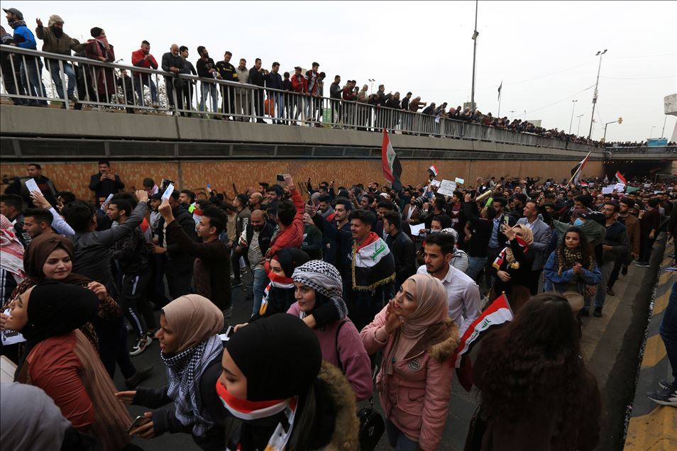 Irak'ta öğrenciler hükümet karşıtı gösterilere destek verdi