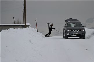 Di kuçe û kolanên Wanê da snowboard kir