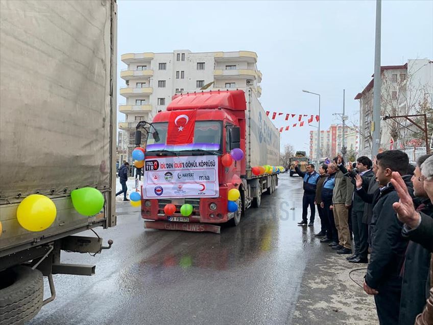 کمک مردم شرناق ترکیه به آوارگان سوری در ادلب 