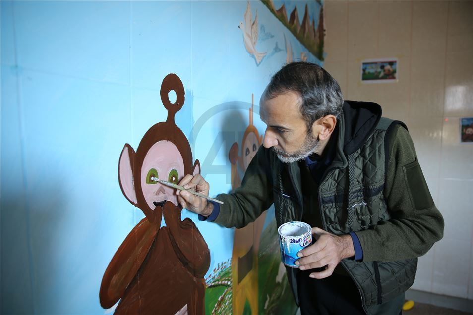 تركيا.. لاجئ سوري يلجأ للرسم لنسيان آلام مرضه