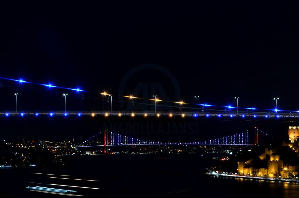 İstanbul'un iki köprüsü Kosova bayrağı renklerine büründü