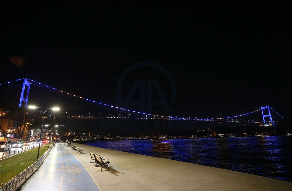İstanbul'un iki köprüsü Kosova bayrağı renklerine büründü