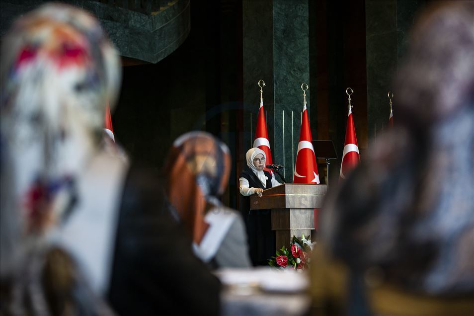Emine Erdoğan, kadın il müftü yardımcıları ve baş vaizlerle bir araya geldi

