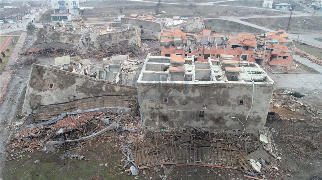 Elazığ'da konteynerkent kurulum çalışmaları sürüyor 