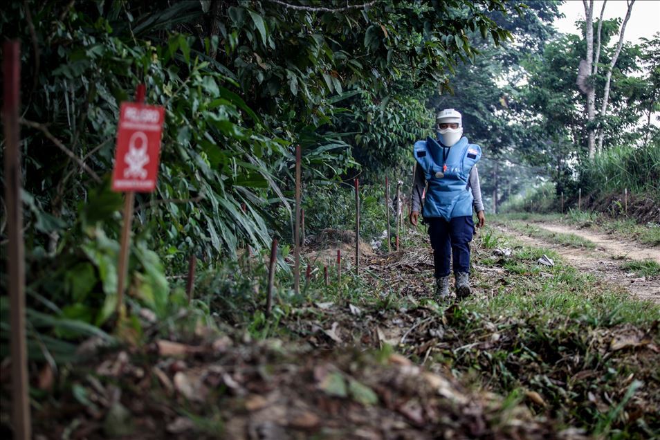 Women demining team in Colombia