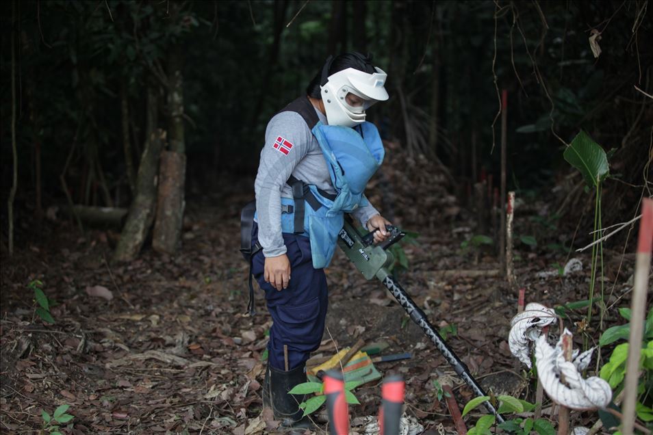 Women demining team in Colombia