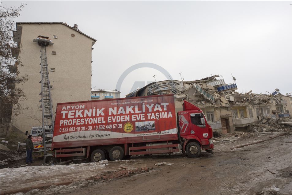 Elazığ'da konteynerkent kurulum çalışmaları sürüyor 