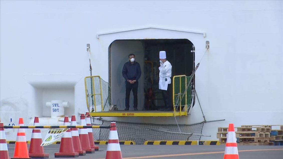Japonya'da karantinaya alınan gemide bekleyiş sürüyor