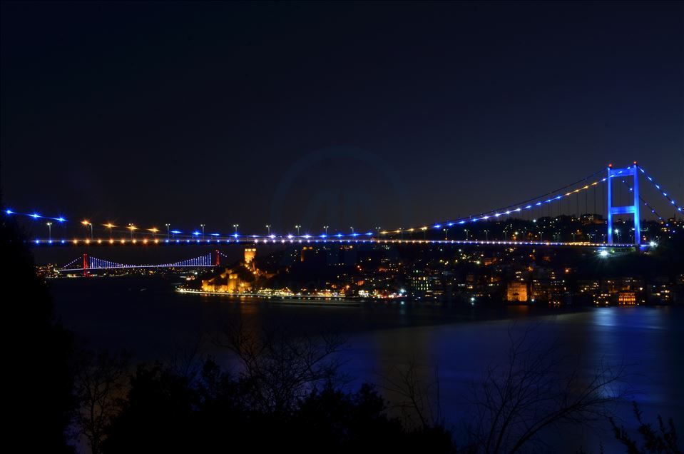 Dy urat e Stambollit dhe kulla në Ankara ndriçohen me ngyrat e flamurit të Kosovës