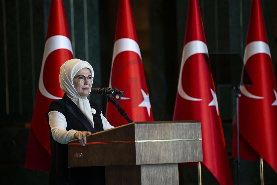 Emine Erdoğan, kadın il müftü yardımcıları ve baş vaizlerle bir araya geldi
