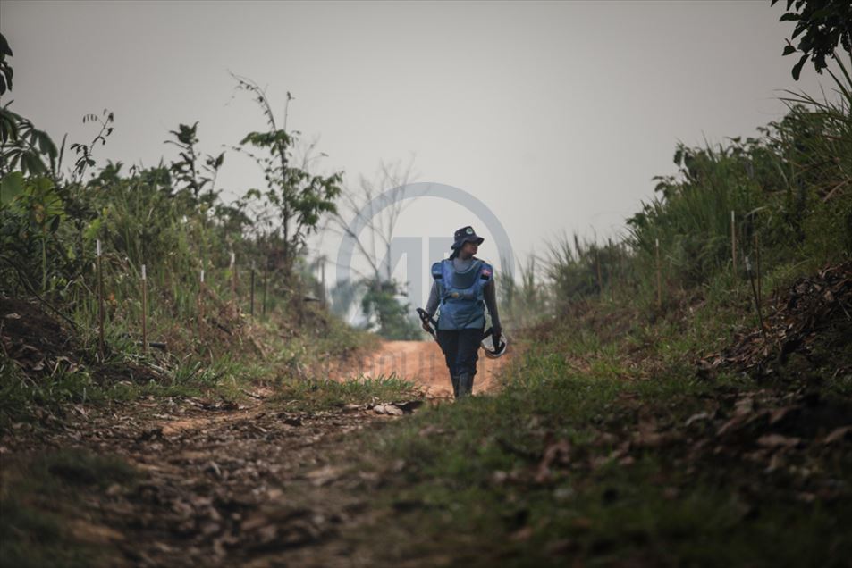 Equipo de desminado de mujeres en la selva del sur de Colombia