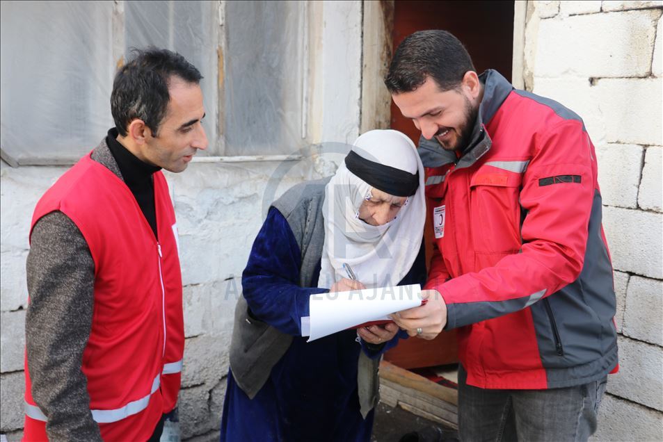 Türk Kızılay, Ağrı'da ihtiyaç sahiplerine kömür ve odun yardımı yaptı