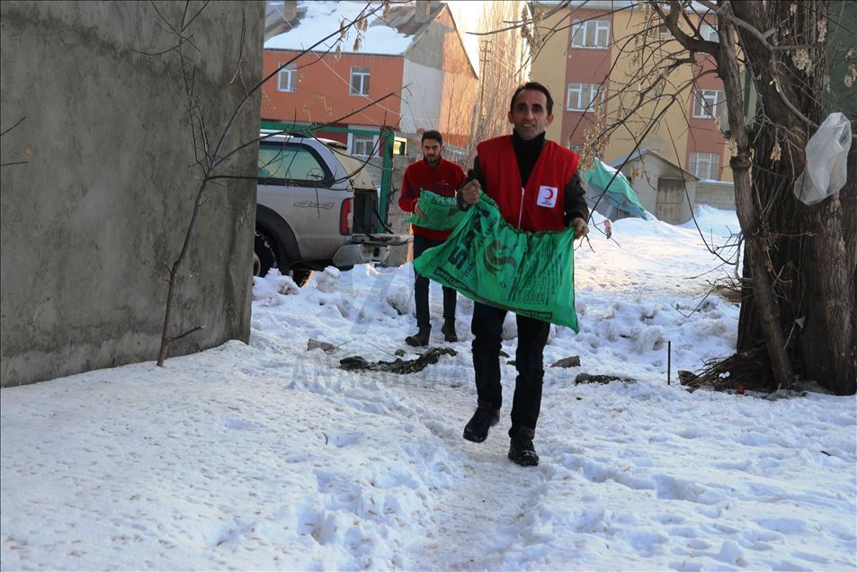 Türk Kızılay, Ağrı'da ihtiyaç sahiplerine kömür ve odun yardımı yaptı