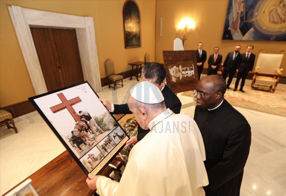 بارزاني يبحث مع بابا الفاتيكان أوضاع المسيحيين في العراق
