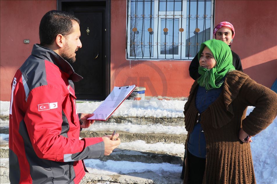 Türk Kızılay, Ağrı'da ihtiyaç sahiplerine kömür ve odun yardımı yaptı