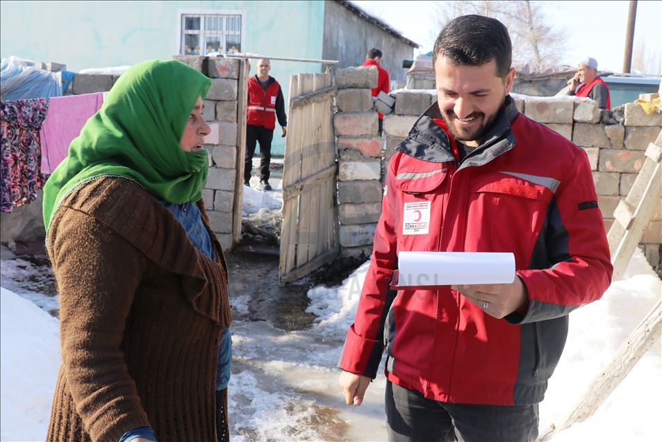 Türk Kızılay, Ağrı'da ihtiyaç sahiplerine kömür ve odun yardımı yaptı