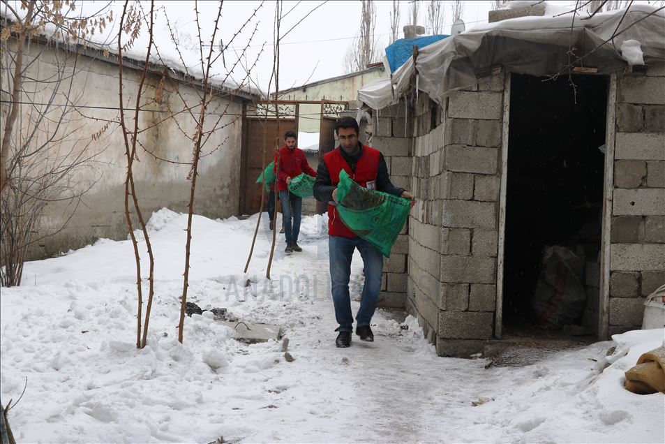 Türk Kızılay, Ağrı'da ihtiyaç sahiplerine kömür ve odun yardımı yaptı