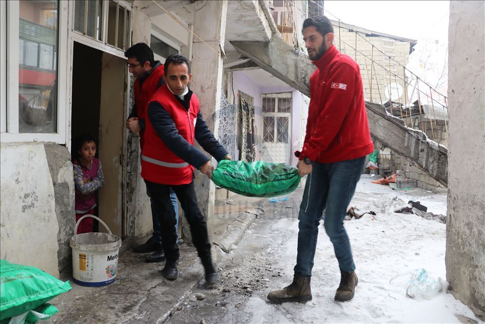 Türk Kızılay, Ağrı'da ihtiyaç sahiplerine kömür ve odun yardımı yaptı