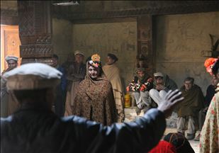 Les Kalashs, peuple polythéiste vivant à cheval entre le #Pakistan et l’Afghanistan. ils croient en plusieurs dieux. Leurs rituels religieux, leurs vêtements et leur apparence sont particuliers.