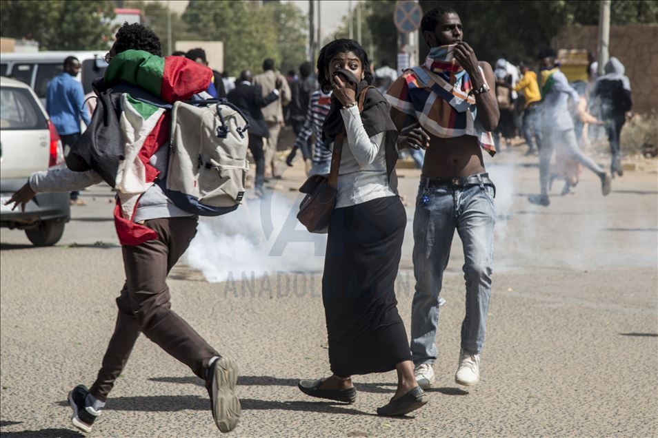 Sudan'da ordudan tasfiyeler protesto edildi
