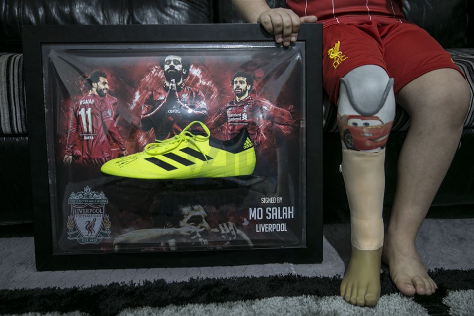 Niño sirio sobreviviente de bombardeo recibe unos guayos firmados por el futbolista, Mohamed Salah.