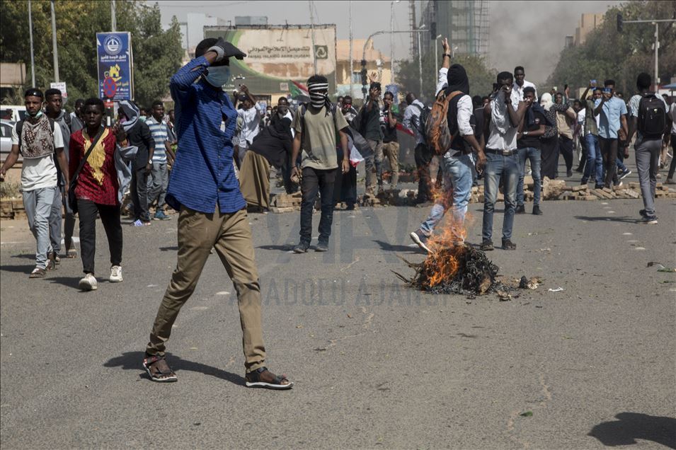 Sudan'da ordudan tasfiyeler protesto edildi
