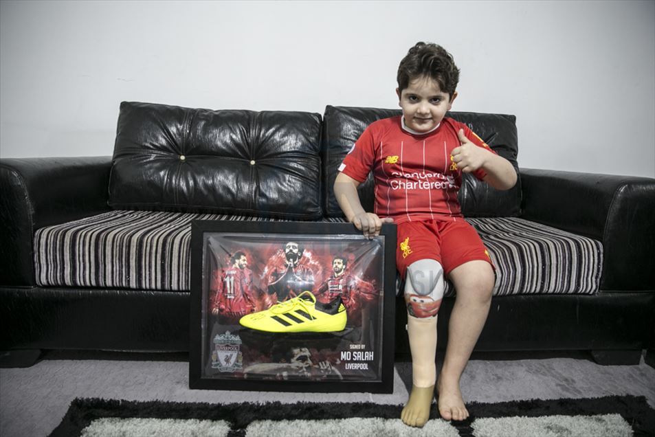 Niño sirio sobreviviente de bombardeo recibe unos guayos firmados por el futbolista, Mohamed Salah.