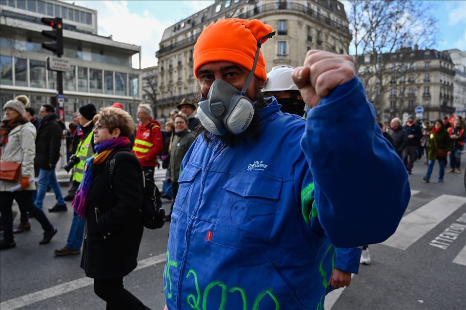 Fransa'da emeklilik reformu protesto edildi