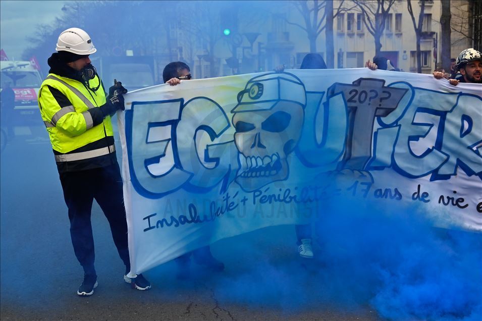 Fransa'da emeklilik reformu protesto edildi