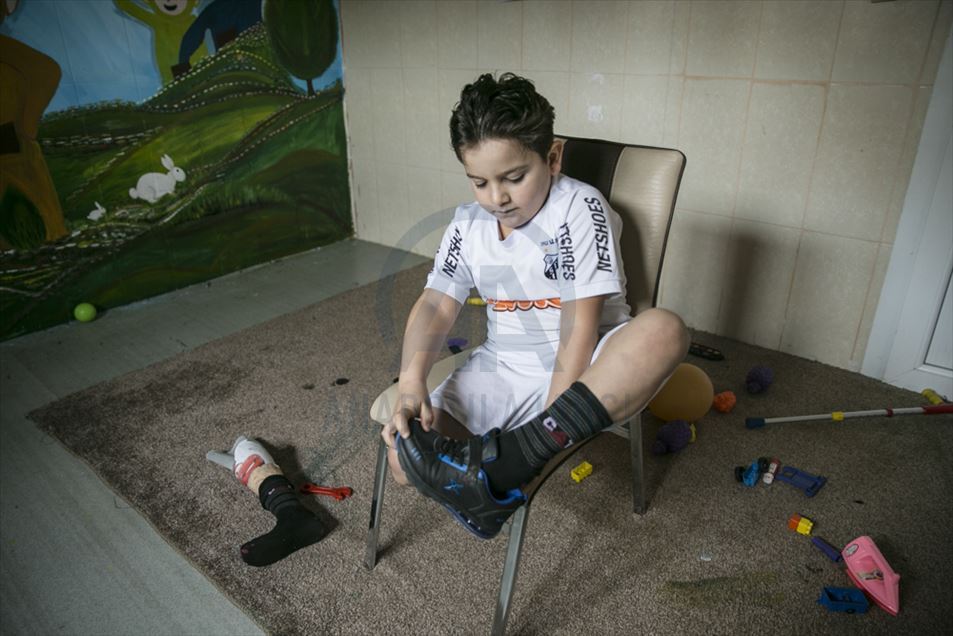 Niño sirio sobreviviente de bombardeo recibe unos guayos firmados por el futbolista, Mohamed Salah.