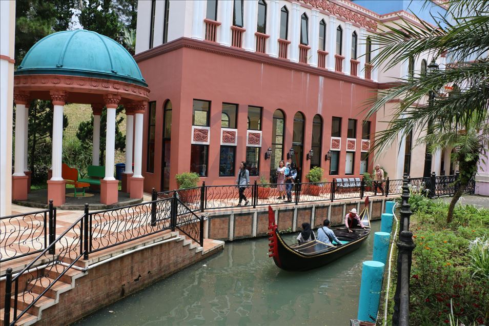 Endonezya'nın Venedik'i andıran minyatür parkı "Küçük Venedik"e yoğun ilgi