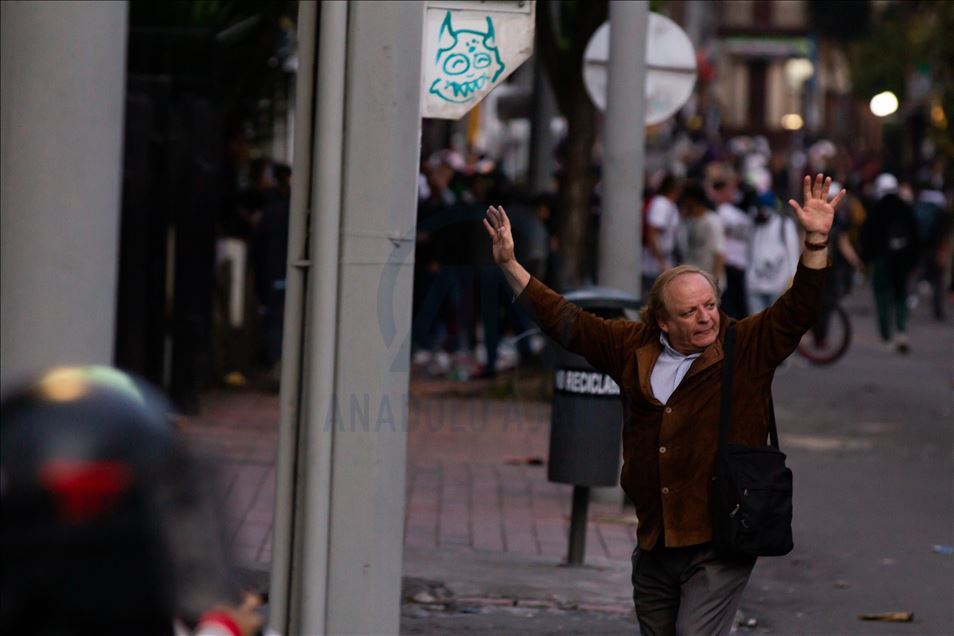 Kolombiya'da öğrenciler polisle çatıştı