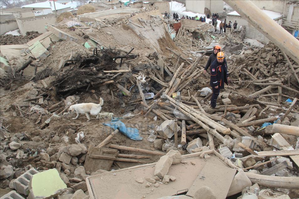 Depremde hasar gören Başkale'deki mahallelerde ekiplerin çalışmaları sürüyor