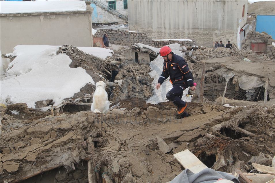Depremde hasar gören Başkale'deki mahallelerde ekiplerin çalışmaları sürüyor