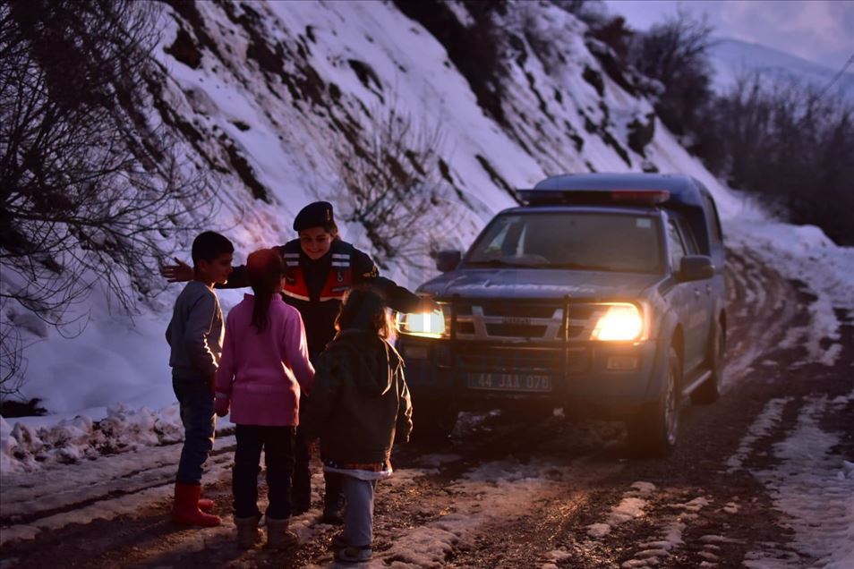 Malatya'da depremden etkilenen çocuklara jandarmadan moral